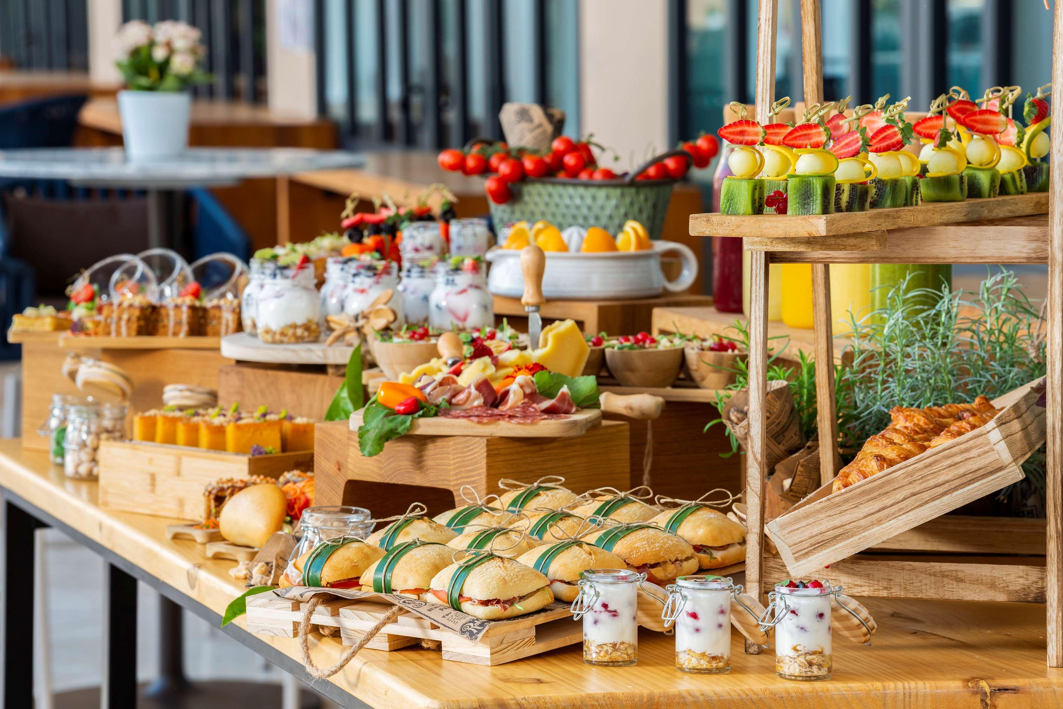 Gran Melia Palacio De Isora Resort & Spa Alcalá la Real Dış mekan fotoğraf A buffet at a hotel
