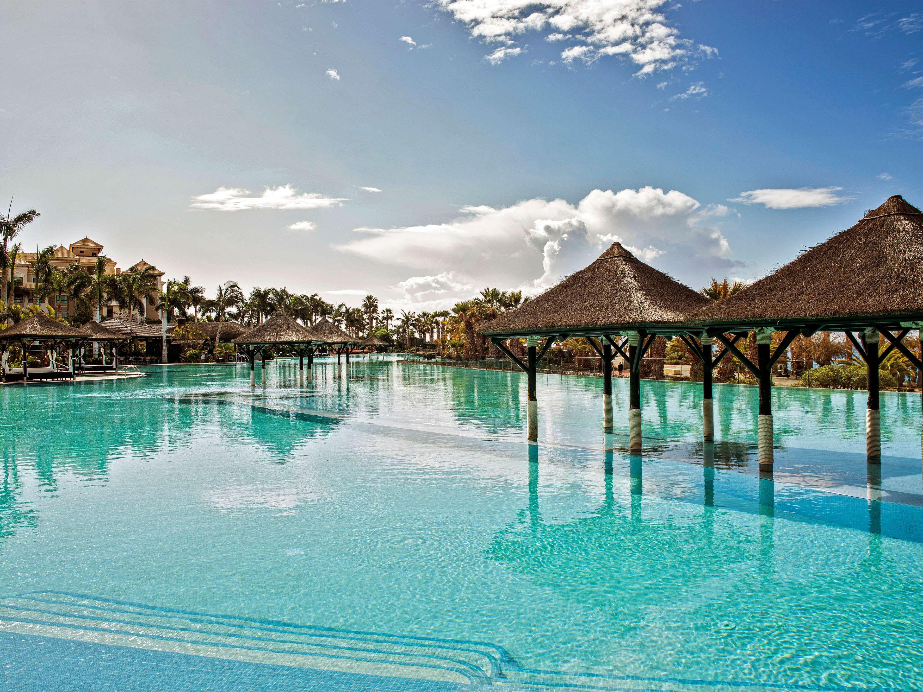 Gran Melia Palacio De Isora Resort & Spa Alcalá la Real Dış mekan fotoğraf The resort's lagoon