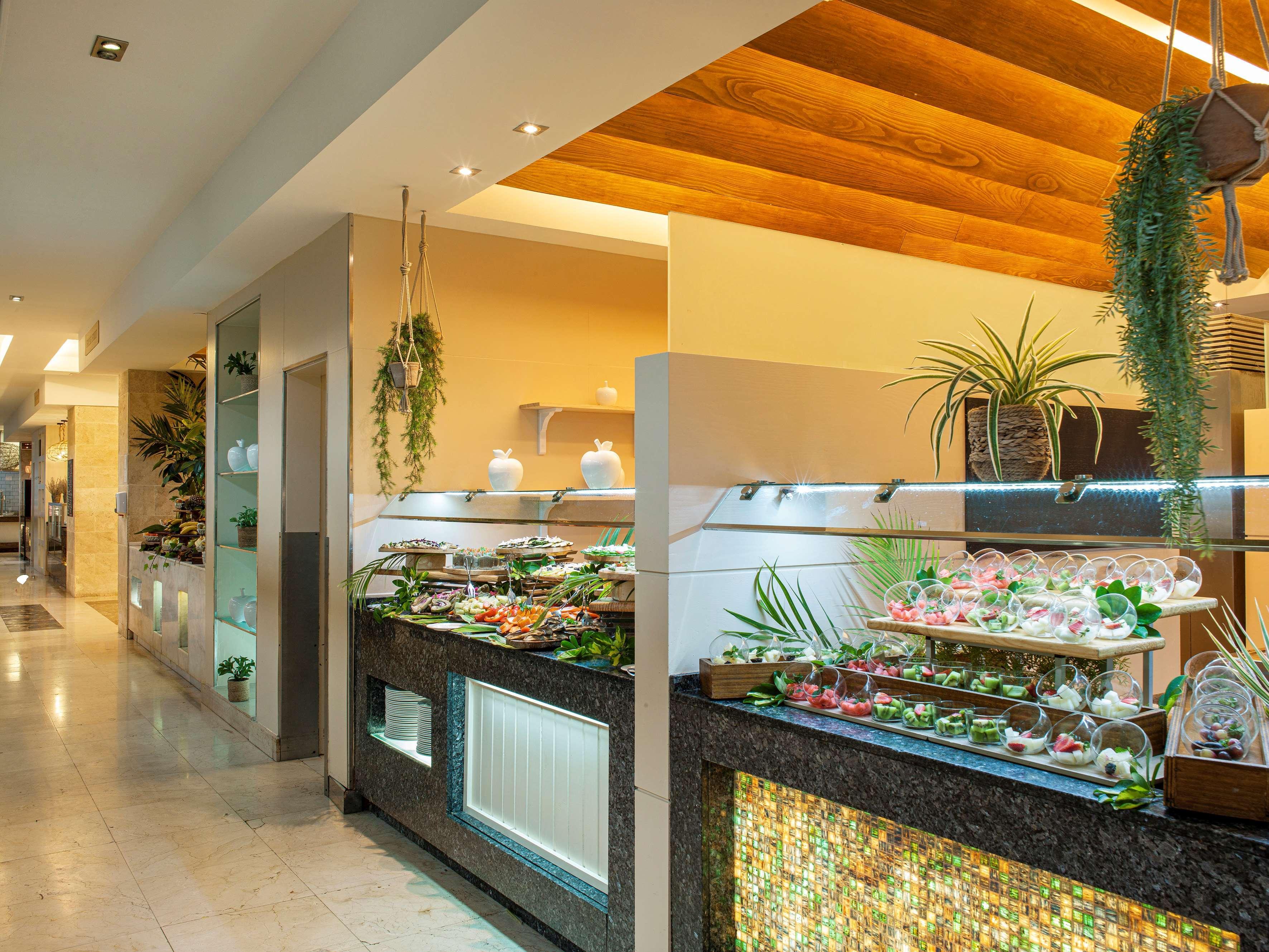 Gran Melia Palacio De Isora Resort & Spa Alcalá la Real Dış mekan fotoğraf A buffet at a hotel