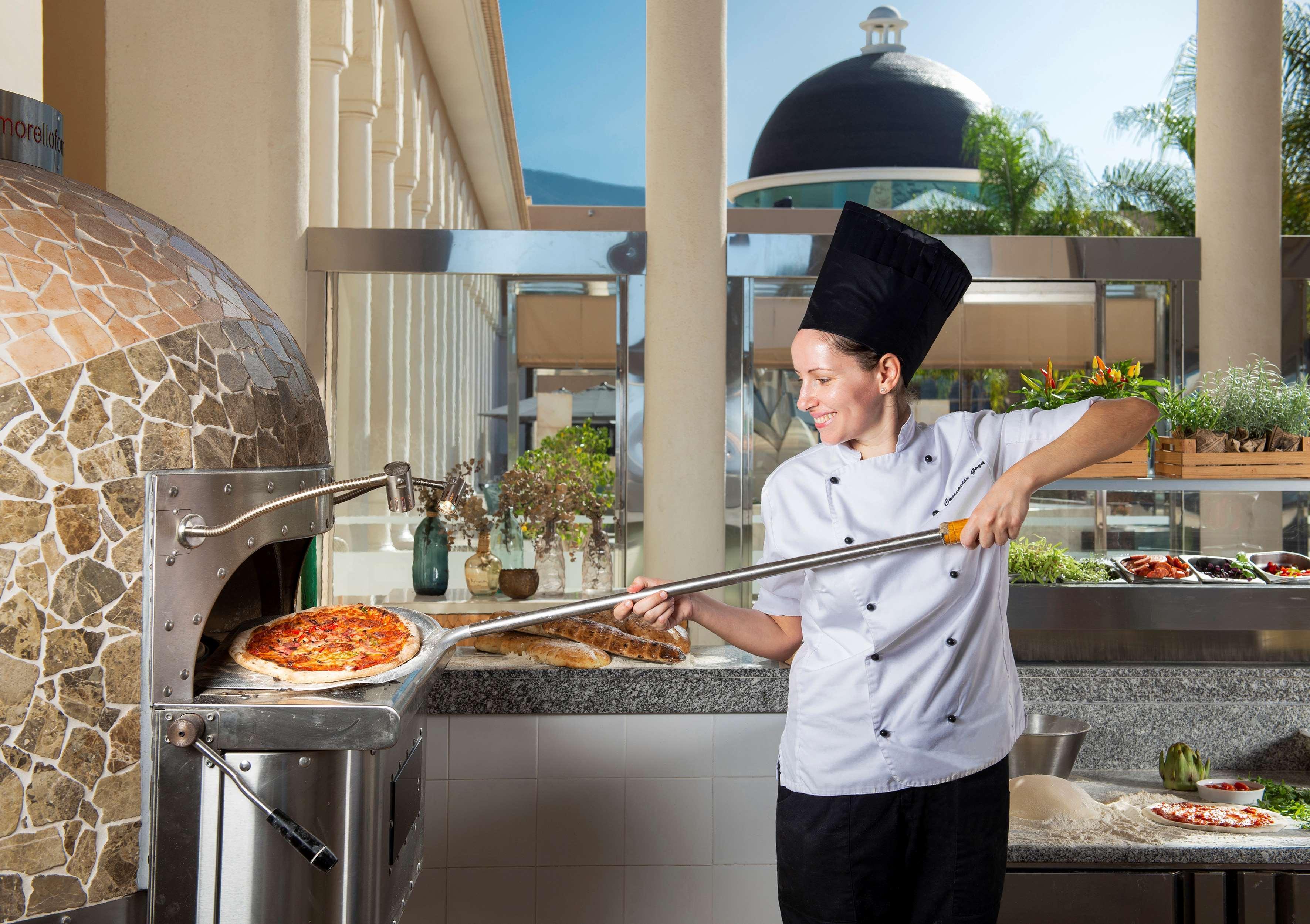 Gran Melia Palacio De Isora Resort & Spa Alcalá la Real Dış mekan fotoğraf A pizzaiolo preparing a pizza
